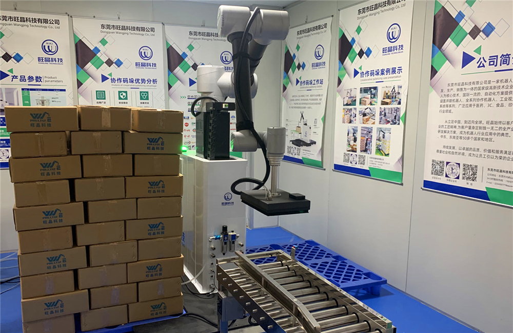 Palletizing robot lifter